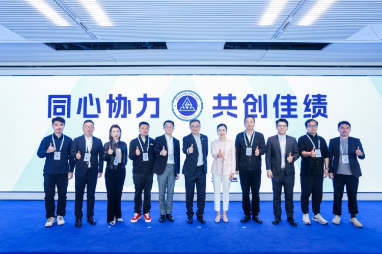  足球報(bào)：10家企業(yè)捧場(chǎng)新賽季出征儀式，深圳新鵬城進(jìn)一步做強(qiáng)做優(yōu)
