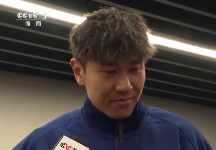  鐵漢柔情！三鎮(zhèn)球員劉奕鳴探望患病小球迷時(shí)哽咽