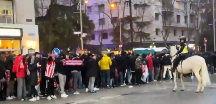  馬競球迷進入伯納烏時向人群投擲雜物，導致安保對其進行脫鞋檢查