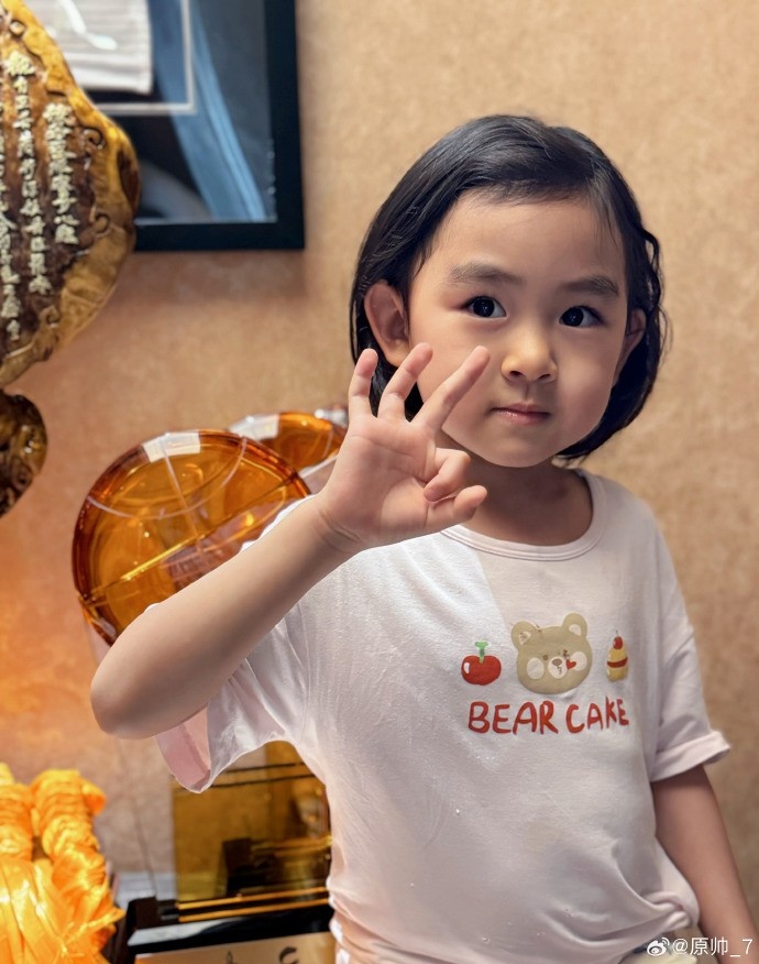  三分大賽三冠王！原帥曬三冠獎(jiǎng)杯：完成了女兒給安排的任務(wù)！