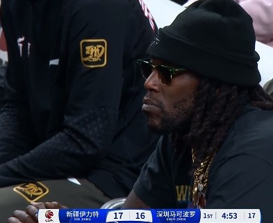  哦呦？你來了！新疆新外援哈雷爾場邊觀戰(zhàn)新疆主場vs深圳的比賽