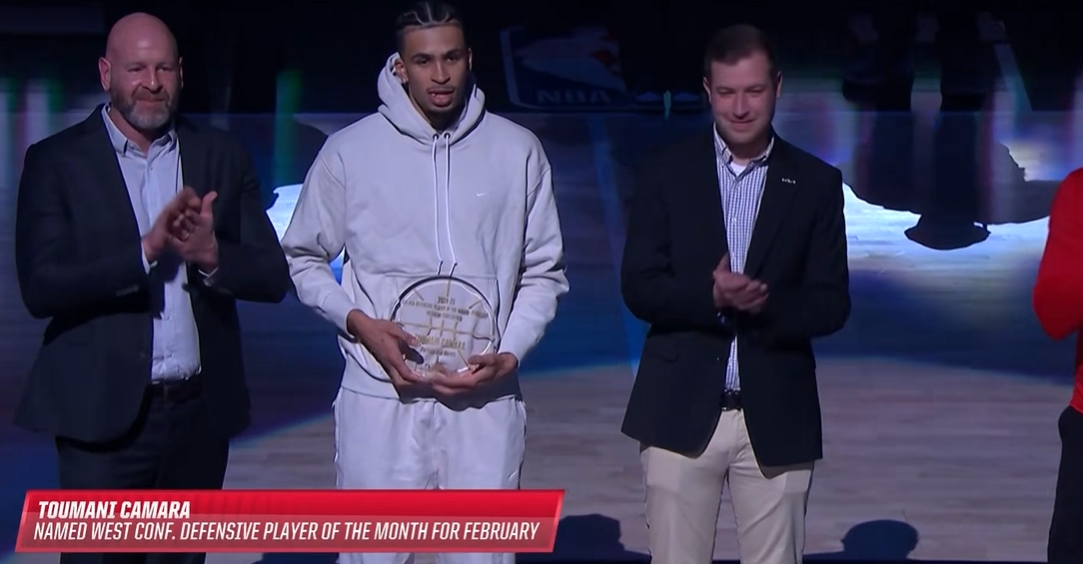  實至名歸！NBA官方為卡馬拉現場頒發(fā)2月西部最佳防守球員獎項