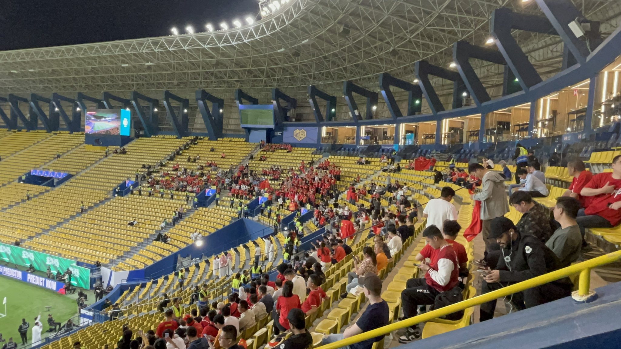  球票已售罄！中國球迷已經(jīng)入場，坐在球場上層沙特球迷區(qū)上方