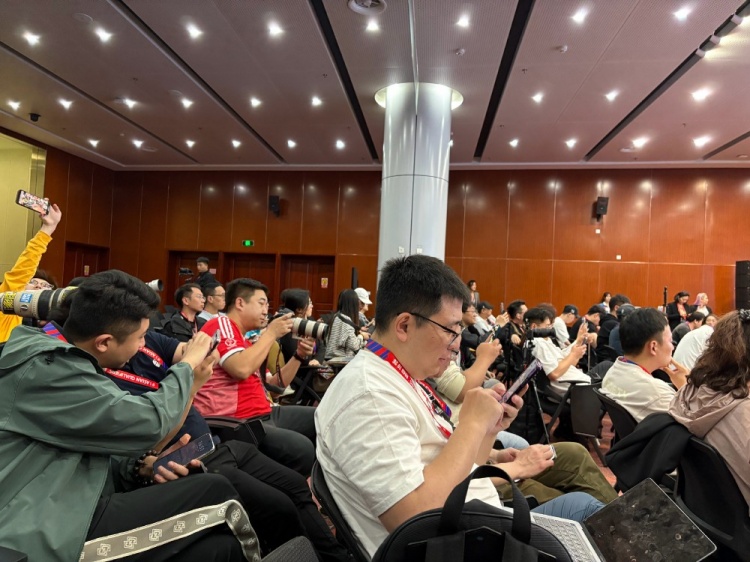  萬(wàn)眾矚目！記者擠滿國(guó)足賽前新聞發(fā)布廳，賽場(chǎng)記者預(yù)計(jì)超300人