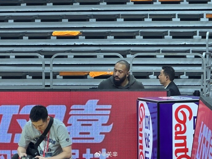  今晚不打？廣東主場迎戰(zhàn)廣廈 吉倫沃特一身便裝現(xiàn)身球館