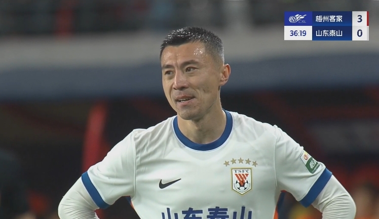  34分鐘0-3落后！36歲鄭錚苦笑36歲大雷沮喪 替補席黃政宇神態(tài)輕松