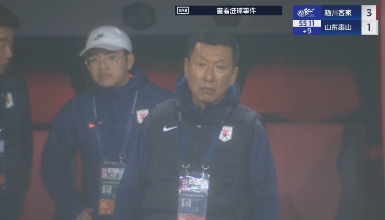  半場1-3落后遞補(bǔ)隊！場邊的崔康熙表情焦急