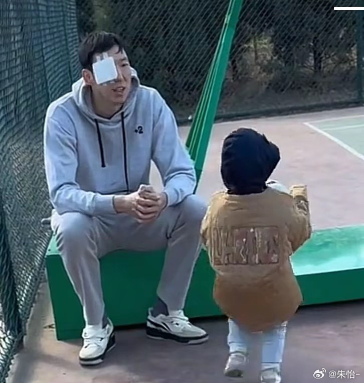  顧家好男人！記者曬出周琦手術(shù)后回歸家庭帶娃照片